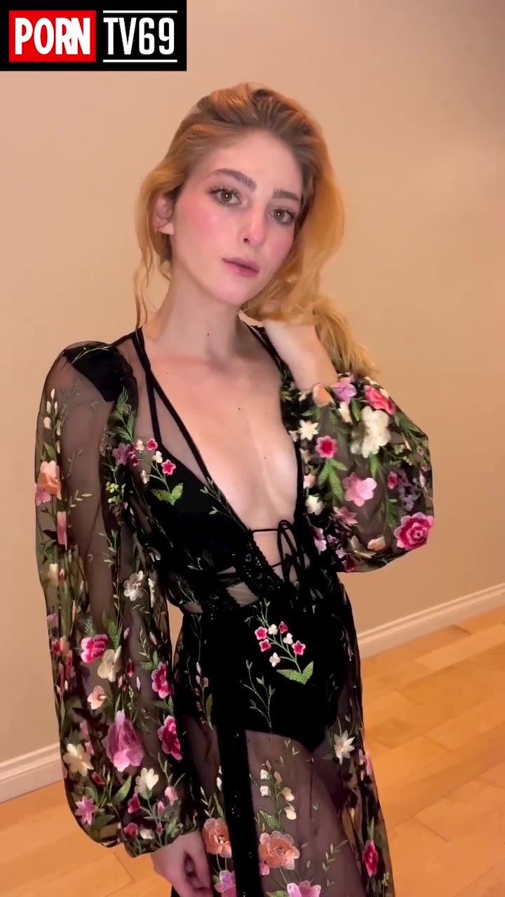 Willow Shields hunger games nude shows off her big breasts!!!