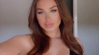 Madeleine Rose Onlyfans new video shows off her big breasts!!!