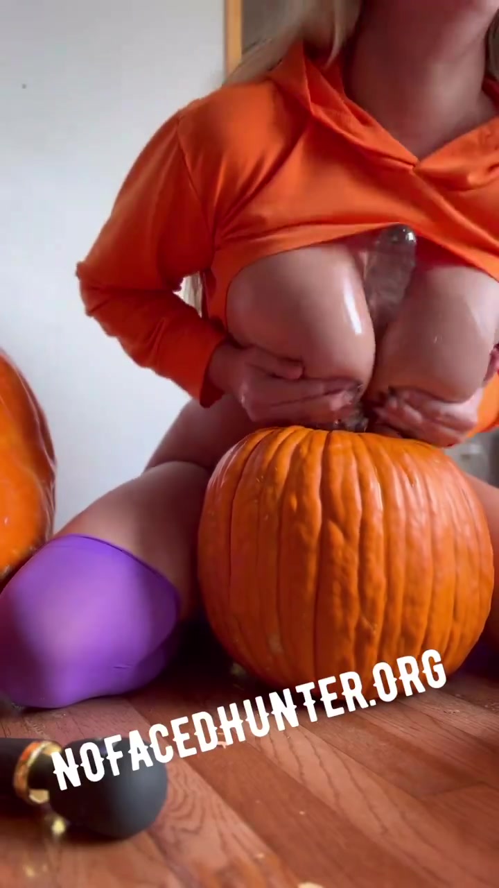 Aspen Hunter naked masturbating with a big dildo!!!